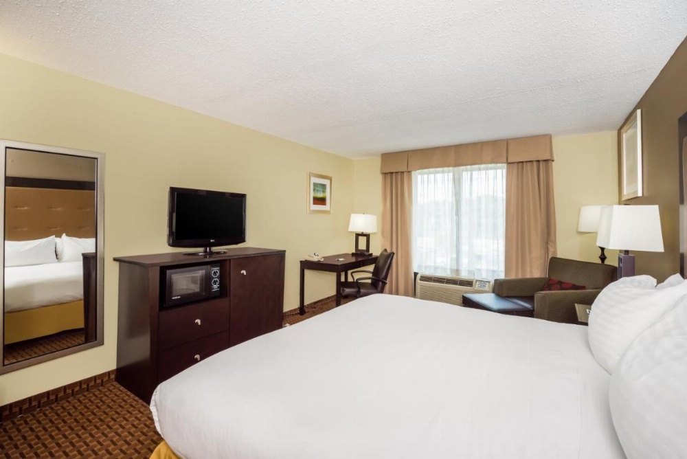 Holiday Inn Express Hotel & Suites-North East Image 12